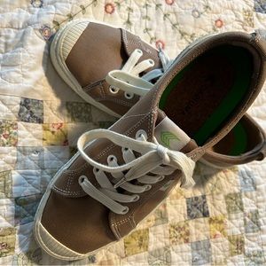 Size 9 Cariuma sneakers - tan
